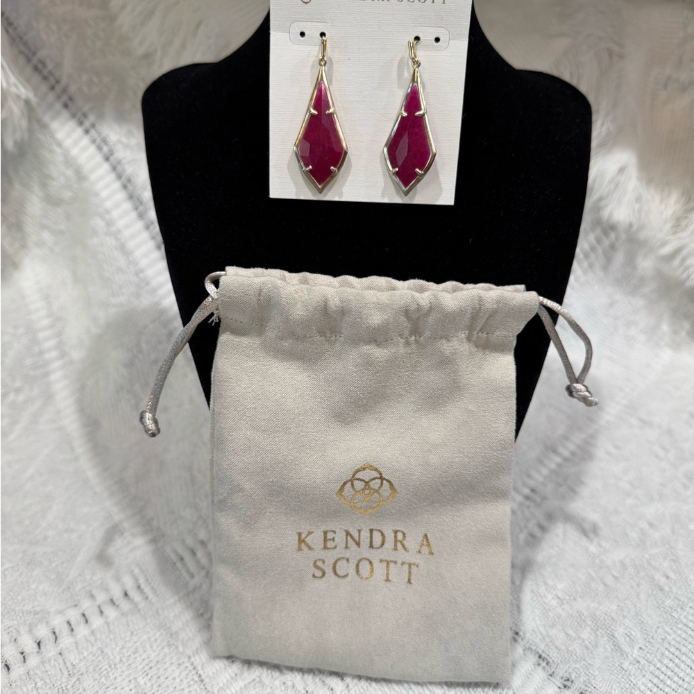 Kendra Scott Olivia Authentic drop gold plated Fuchsia Geometric Earrings! NWOT!